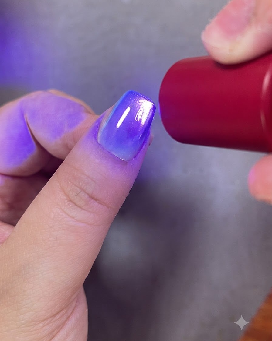 Pędzelek do paznokci aplikujący bezbarwny top coat na ukończony gradient i żelowy wzór cat eye.