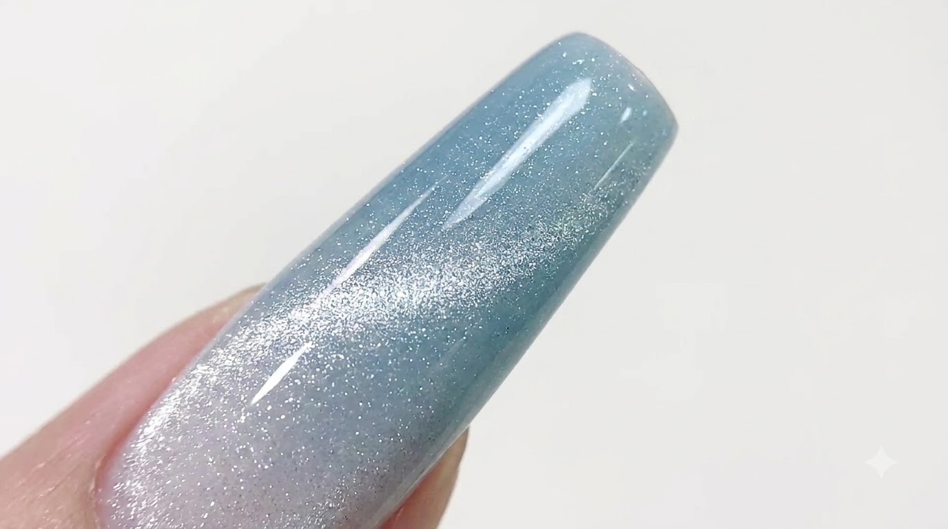 Lodowy błękit ombre i srebrny Cat Eye — Zjawiskowy manicure krok po kroku
