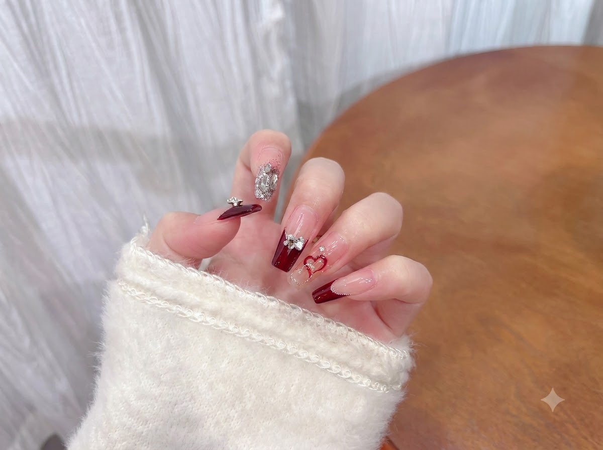 Dłoń zmieniająca wdzięcznie pozycję, aby zaprezentować połysk wykończonego manicure w miękkim oświetleniu.