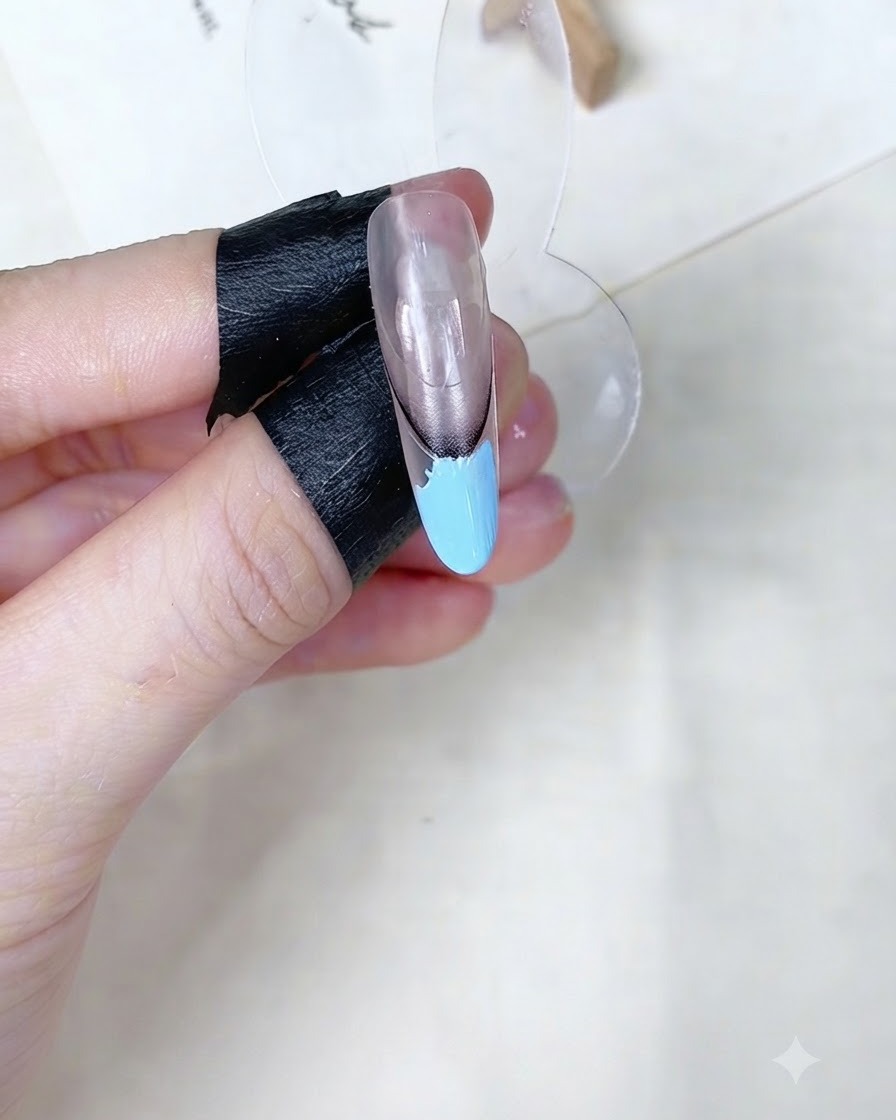 Gąbka do makijażu wklepująca obszar żelu baby blue na stojaku ekspozycyjnym paznokci.