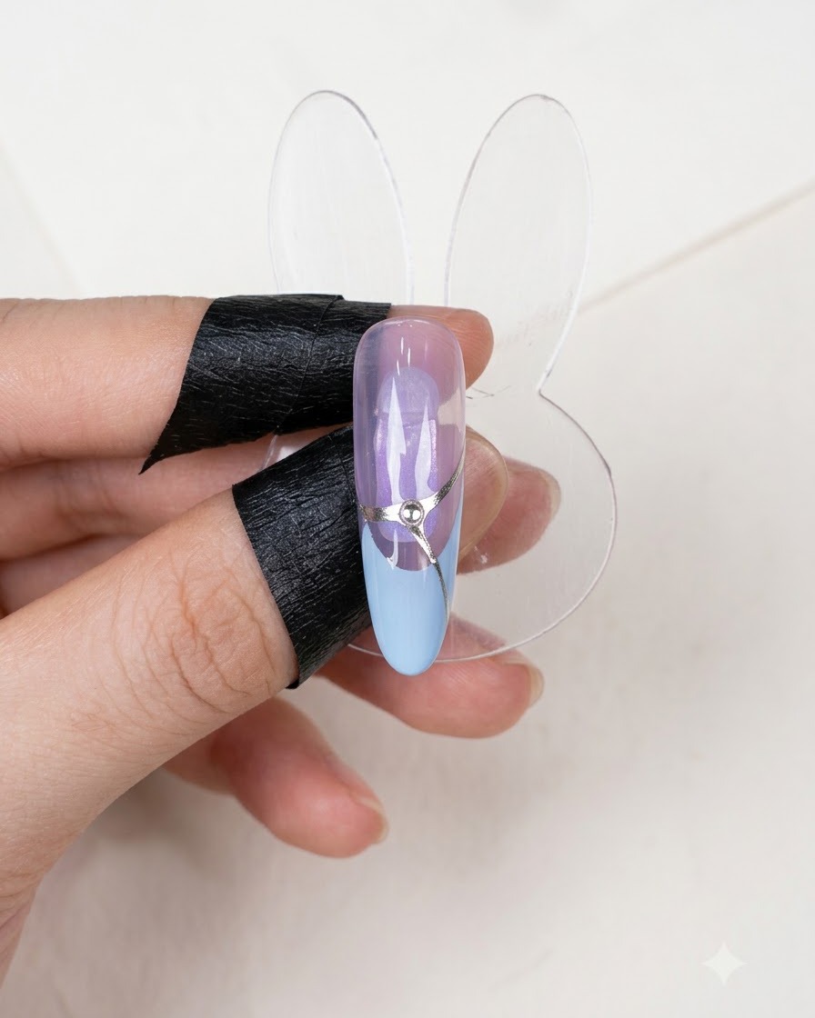 Wykończony stojak na paznokcie pokazujący ukończony manicure francuski ze srebrną linią akcentującą i centralną cyrkonią.