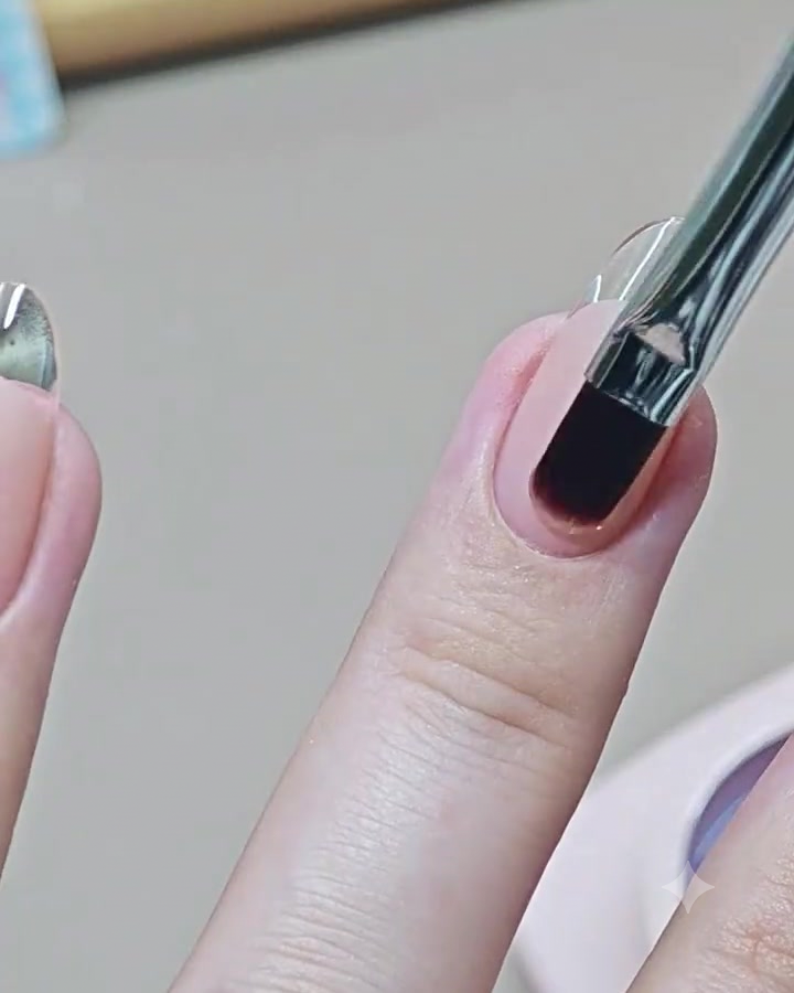 Pędzelek do nail art nakładający błyszczący, przezroczysty top coat na ukończony paznokieć z manikiurem francuskim.