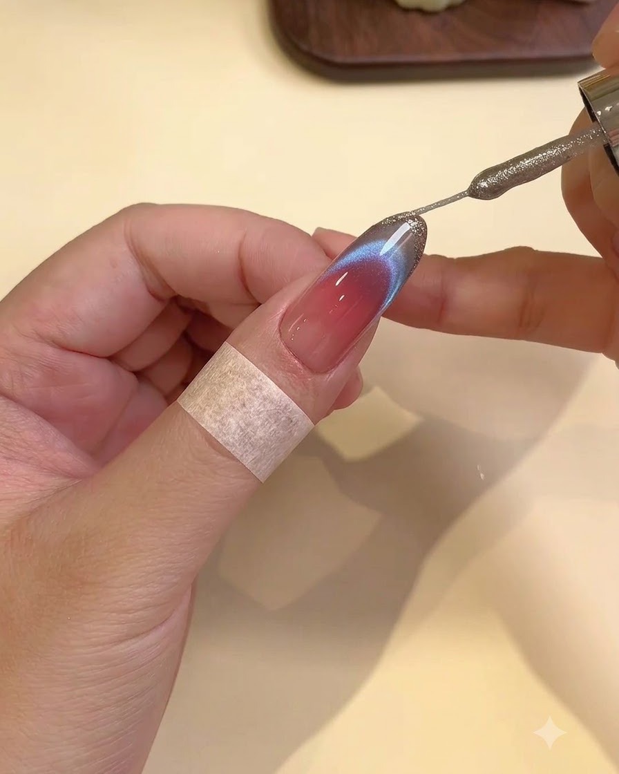 Cienki pędzelek do nail art aplikujący cienką linię srebrnego żelu brokatowego wzdłuż linii uśmiechu cat-eye french.