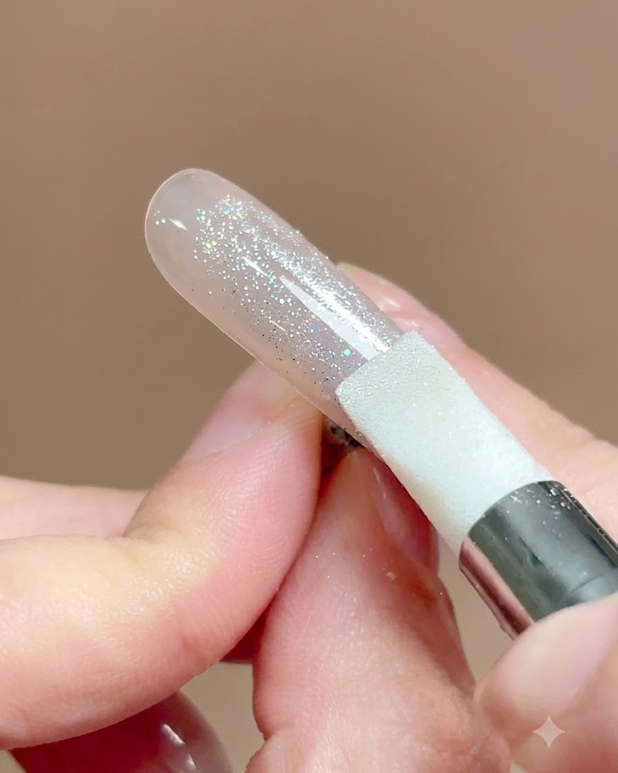 Silikonowy pisak dociskany i wcierany w powierzchnię paznokcia pokrytą pyłkiem chromowym.
