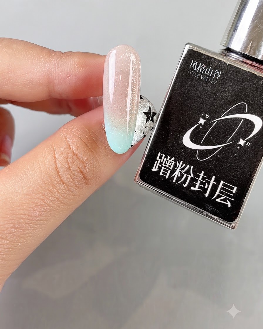 Dłoń trzymająca czarną buteleczkę produktu Style Valley obok utwardzonego gradientowego paznokcia cat eye.