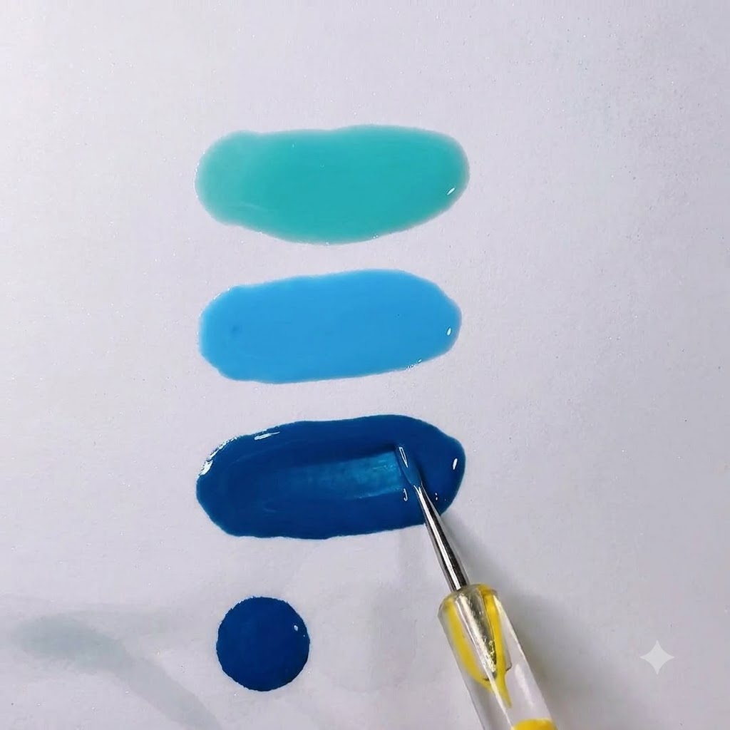 Una poza suave y alargada de gel gris humo hielo translúcido en una paleta blanca con una herramienta de mezcla.