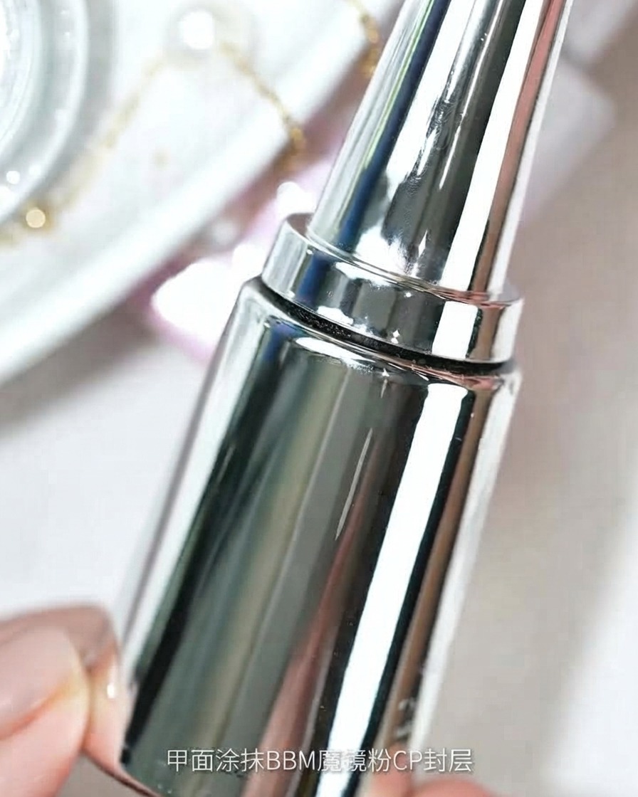 Zbliżenie na buteleczkę ze srebrną nakrętką reprezentującą BBM Magic Mirror Powder CP Top Coat.
