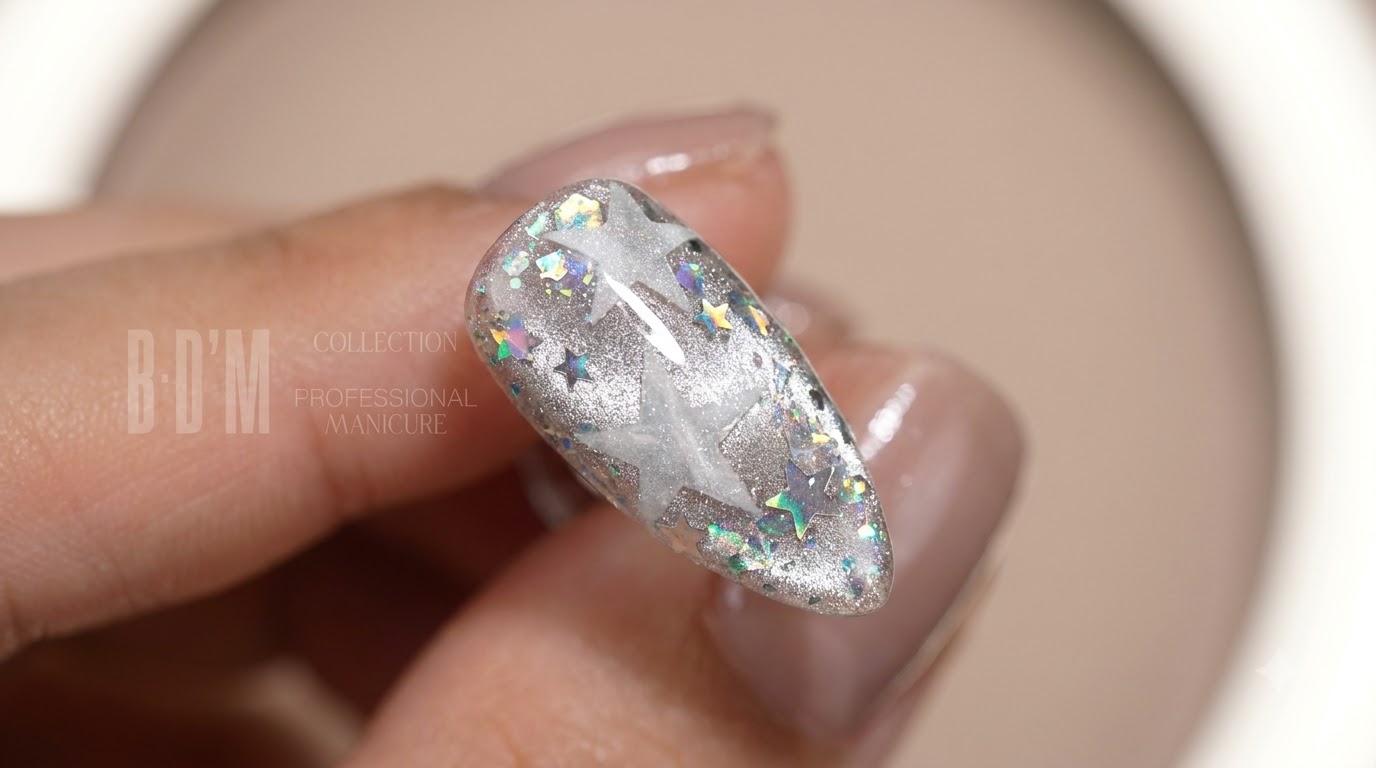 Srebrne, gwieździste paznokcie cat-eye z efektem aurory — tutorial celestial krok po kroku