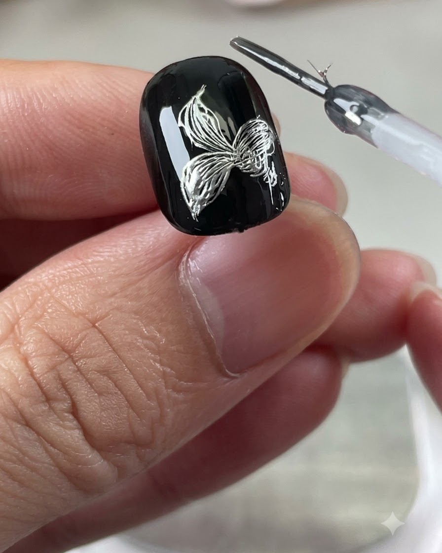 Szczegółowy widok srebrnego, metalicznego kwiatu lilii z sześcioma płatkami narysowanymi na czarnym tle.