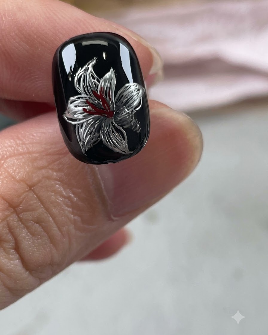 Cienki pędzelek dodający białe refleksy i kontury do metalicznych srebrnych płatków.